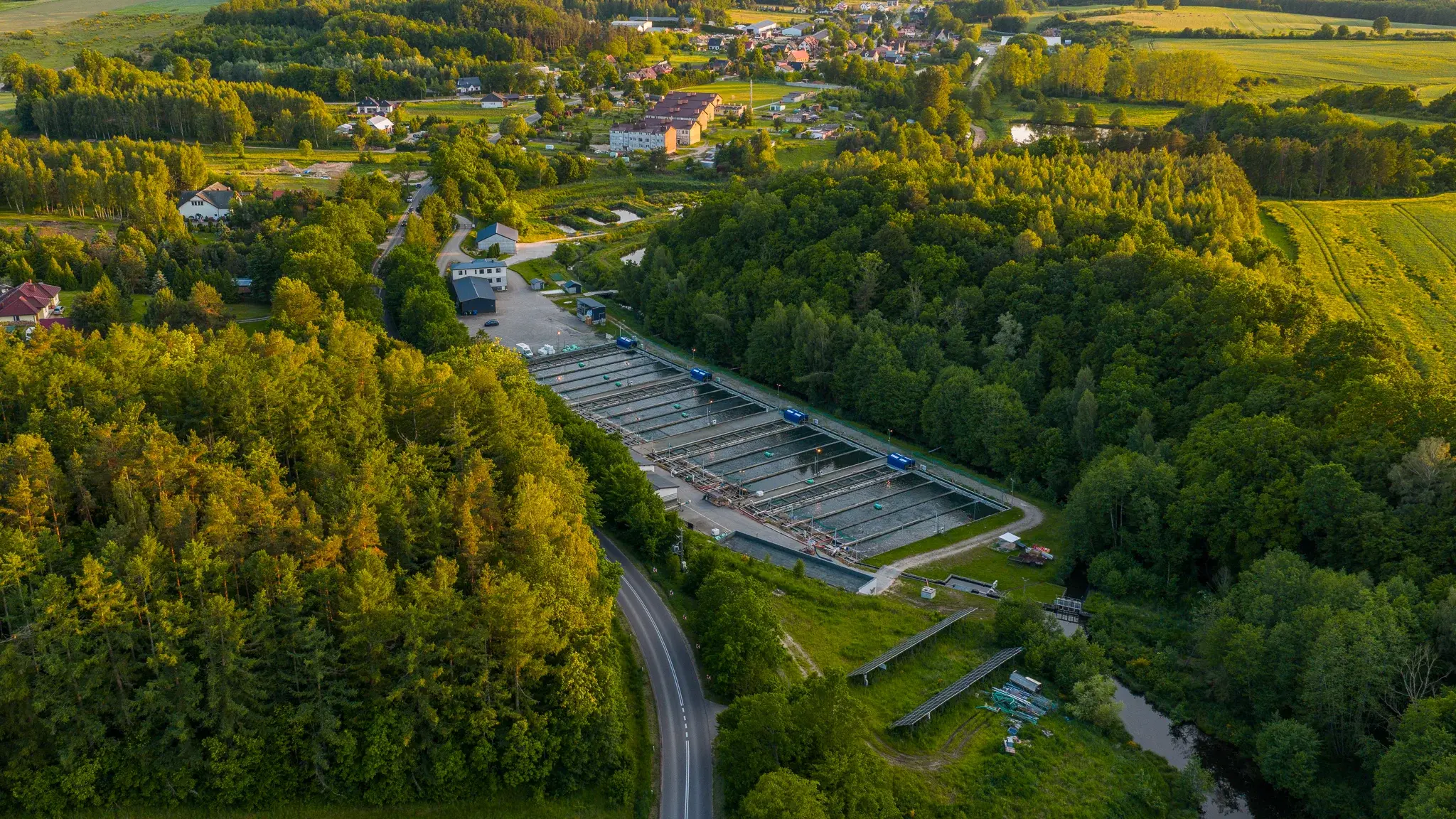Hodowla Ryb K2 w dolinie – zdjęcie z drona