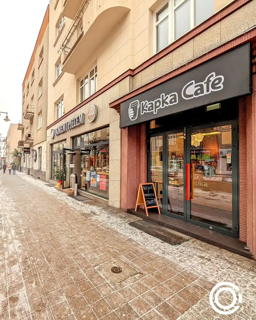 Witryna i szyld Kapka Cafe od strony ulicy
